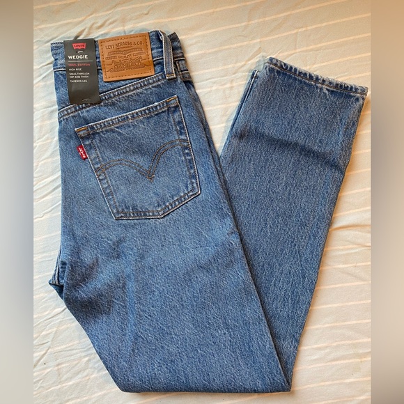 Levi’s Wedgie Icon Fit Ankle Jeans - Picture 4 of 7